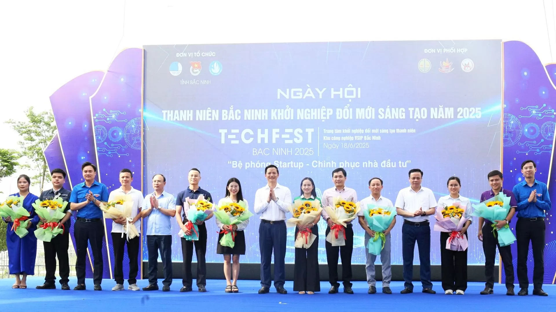 Chủ tịch UBND tỉnh Vương Quốc Tuấn cùng các lãnh đạo tặng hoa đại diện các nhóm dự án công nghệ và khởi nghiệp tiêu biểu. (Nguồn: Thương hiệu và Công luận)