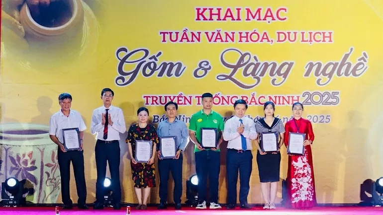 Ban Tổ chức trao chứng nhận tặng các đơn vị tham gia Tuần lễ. (Nguồn: Nhân dân) Ban Tổ chức trao chứng nhận tặng các đơn vị tham gia Tuần lễ. (Nguồn: Nhân dân)