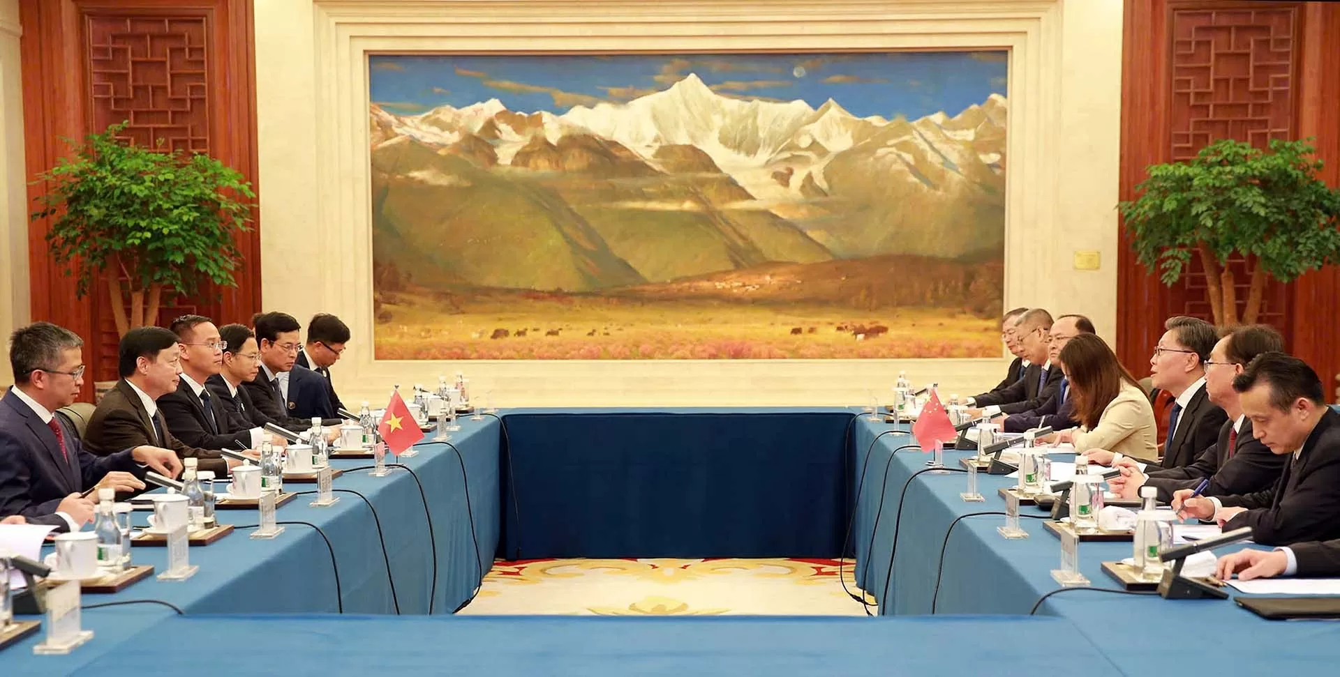 Phó Thủ tướng Trần Hồng Hà hội kiến Phó Ủy viên trưởng Nhân đại toàn quốc Trung Quốc Vương Đông Minh