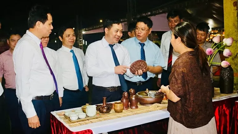 Các đại biểu và du khách đi thăm các gian hàng. (Nguồn: Nhân dân) Các đại biểu và du khách đi thăm các gian hàng. (Nguồn: Nhân dân)