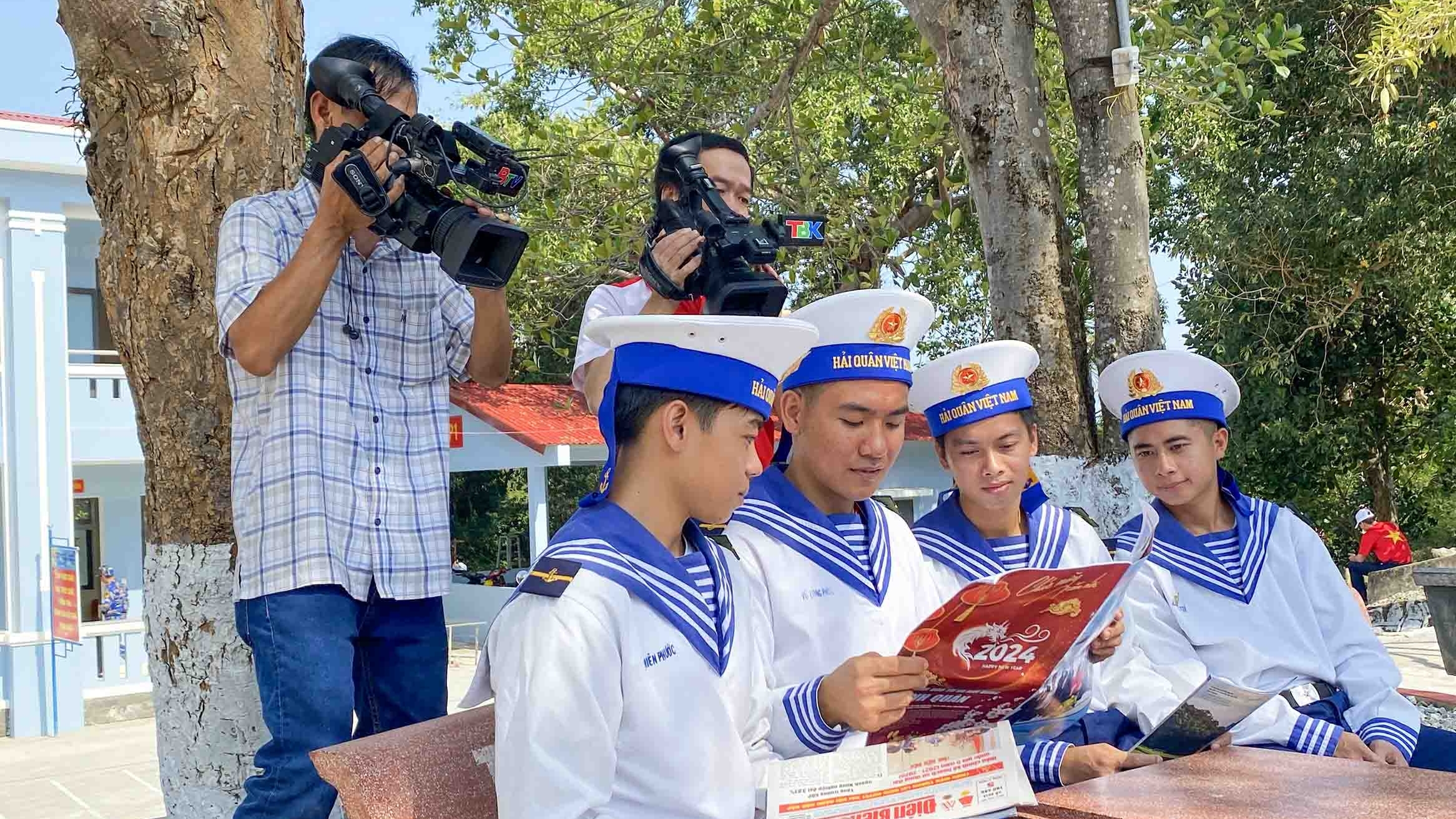 Báo chí - người bạn đồng hành của Vùng 5 Hải quân