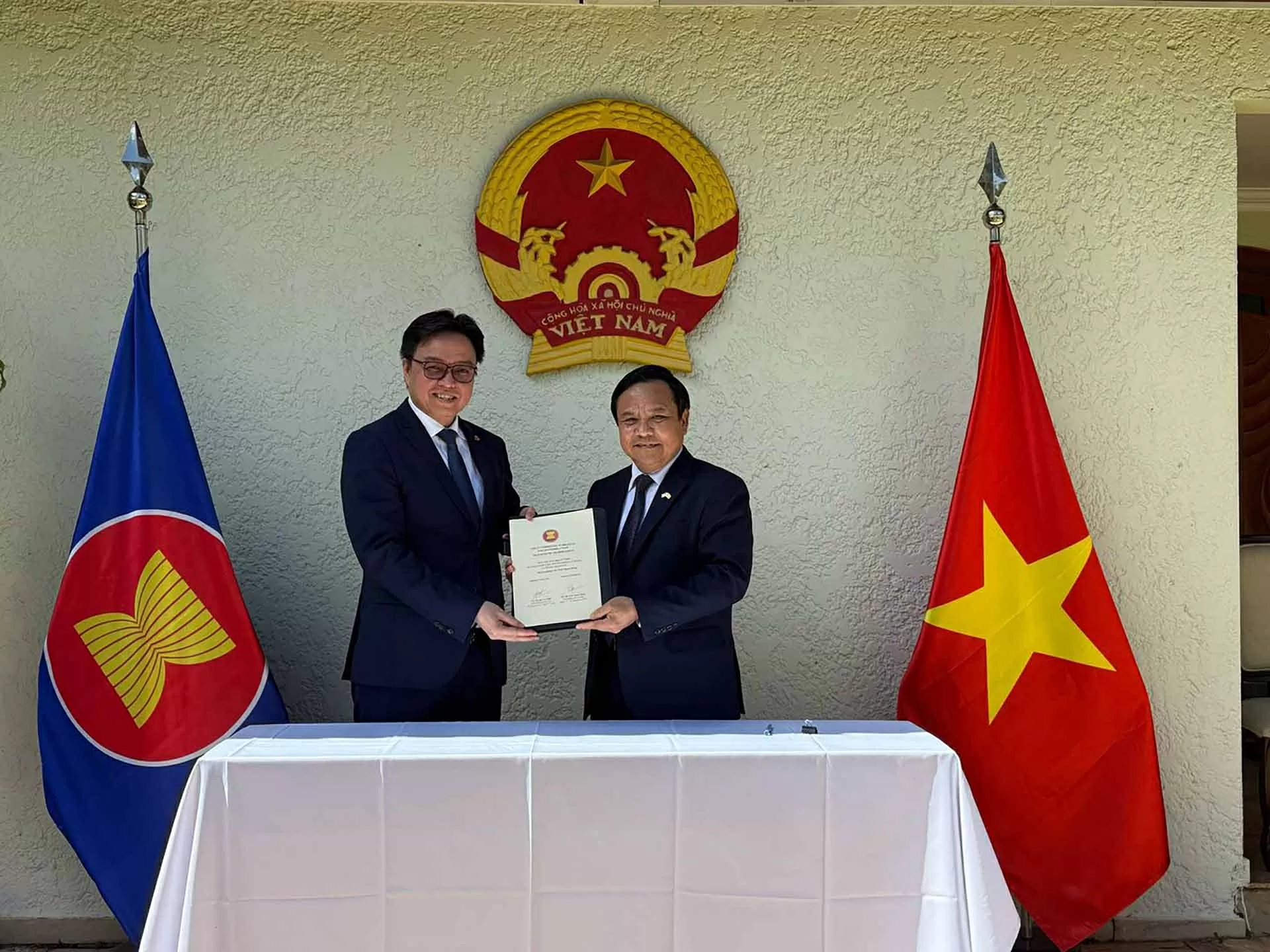 Việt Nam bàn giao chức Chủ tịch luân phiên ASEAN tại Brasília cho Campuchia Việt Nam bàn giao chức Chủ tịch luân phiên ASEAN tại Brasília cho Campuchia