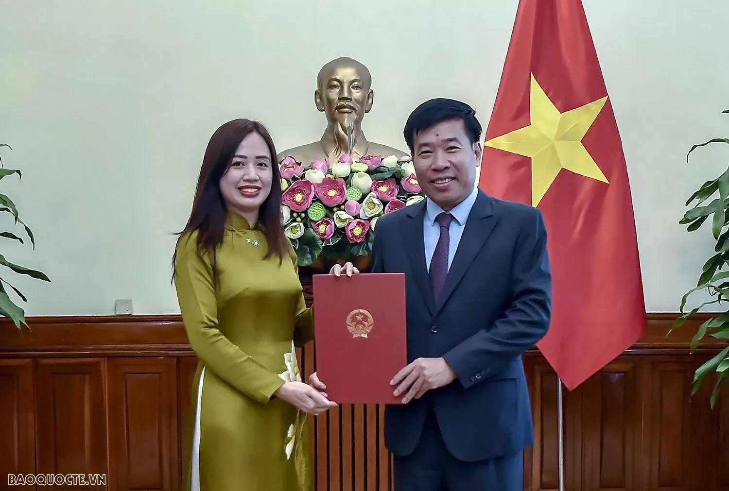 Bộ Ngoại giao trao quyết định bổ nhiệm, điều động cán bộ lãnh đạo, quản lý