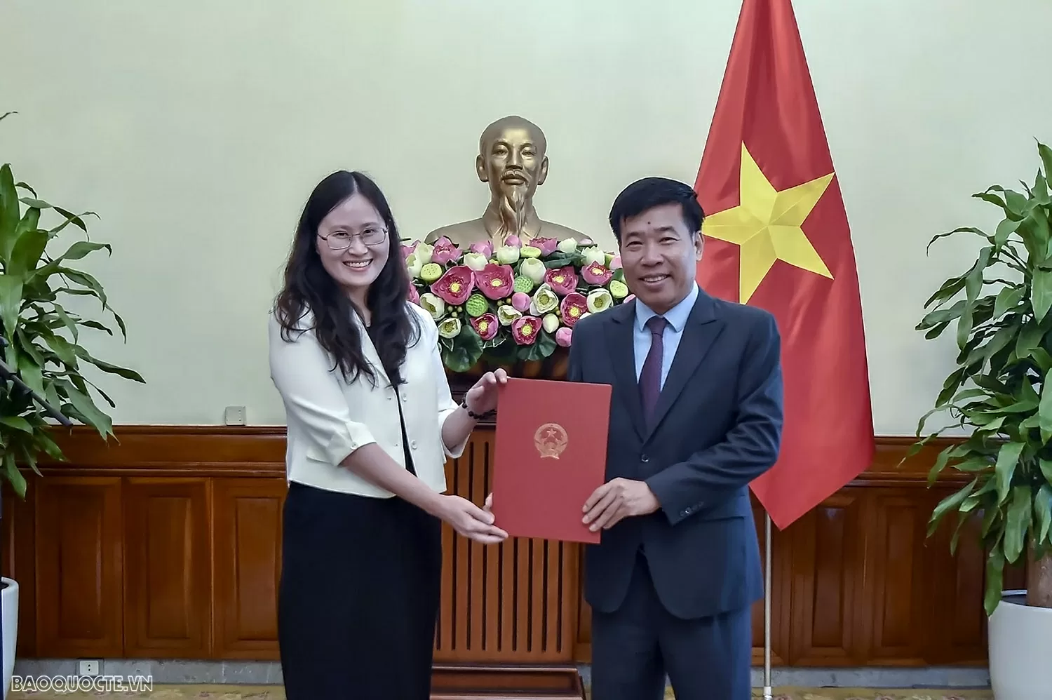 Bộ Ngoại giao trao quyết định bổ nhiệm, điều động cán bộ lãnh đạo, quản lý