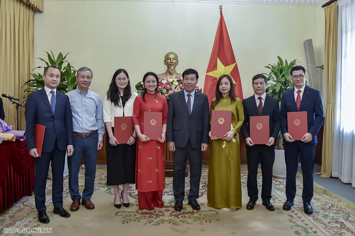 Bộ Ngoại giao trao quyết định bổ nhiệm, điều động cán bộ lãnh đạo, quản lý