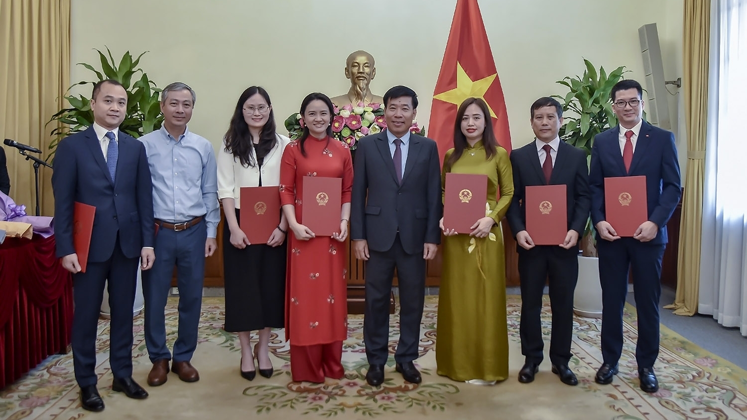 Bộ Ngoại giao trao quyết định bổ nhiệm, điều động cán bộ lãnh đạo, quản lý