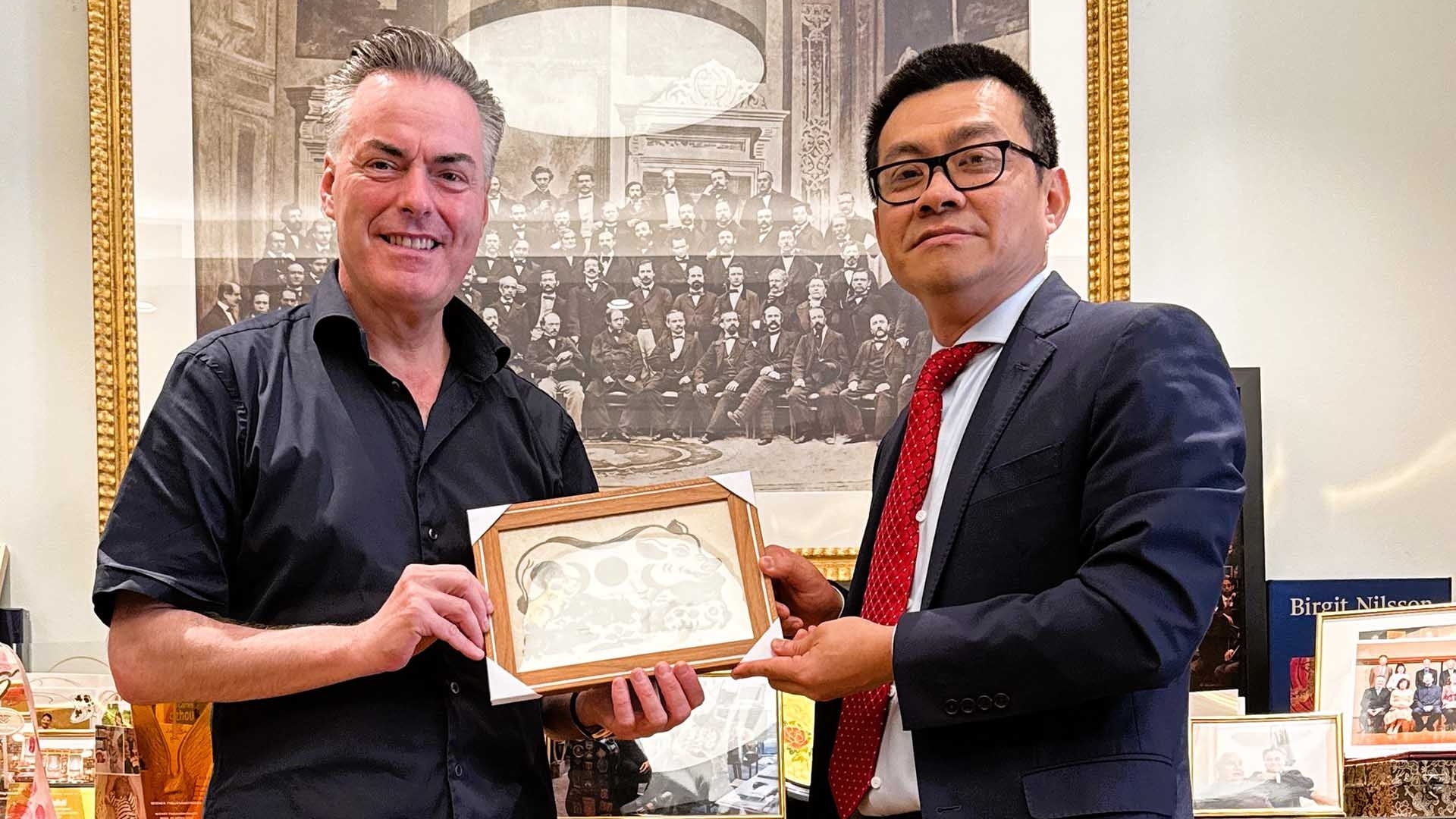 Đại sứ Vũ Lê Thái Hoàng làm việc với Chủ tịch Dàn nhạc giao hưởng Vienna