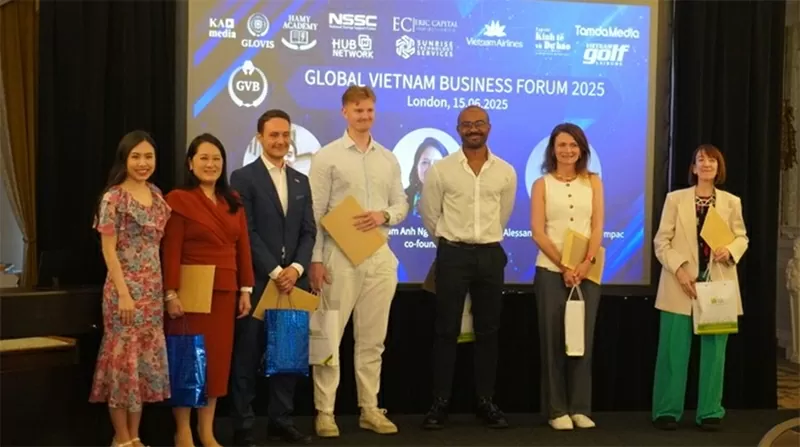 Đại diện các quỹ đầu tư Energy Mix Ventures, BackFuture Ventures, ex-HSBC ventures. Ảnh BTC Đại diện các quỹ đầu tư Energy Mix Ventures, BackFuture Ventures, ex-HSBC ventures. Ảnh BTC