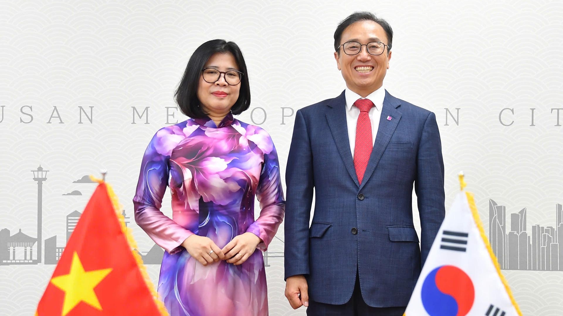 Tổng lãnh sự Đoàn Phương Lan chào Phó Thị trưởng thành phố Busan Kim Gwang Hoe