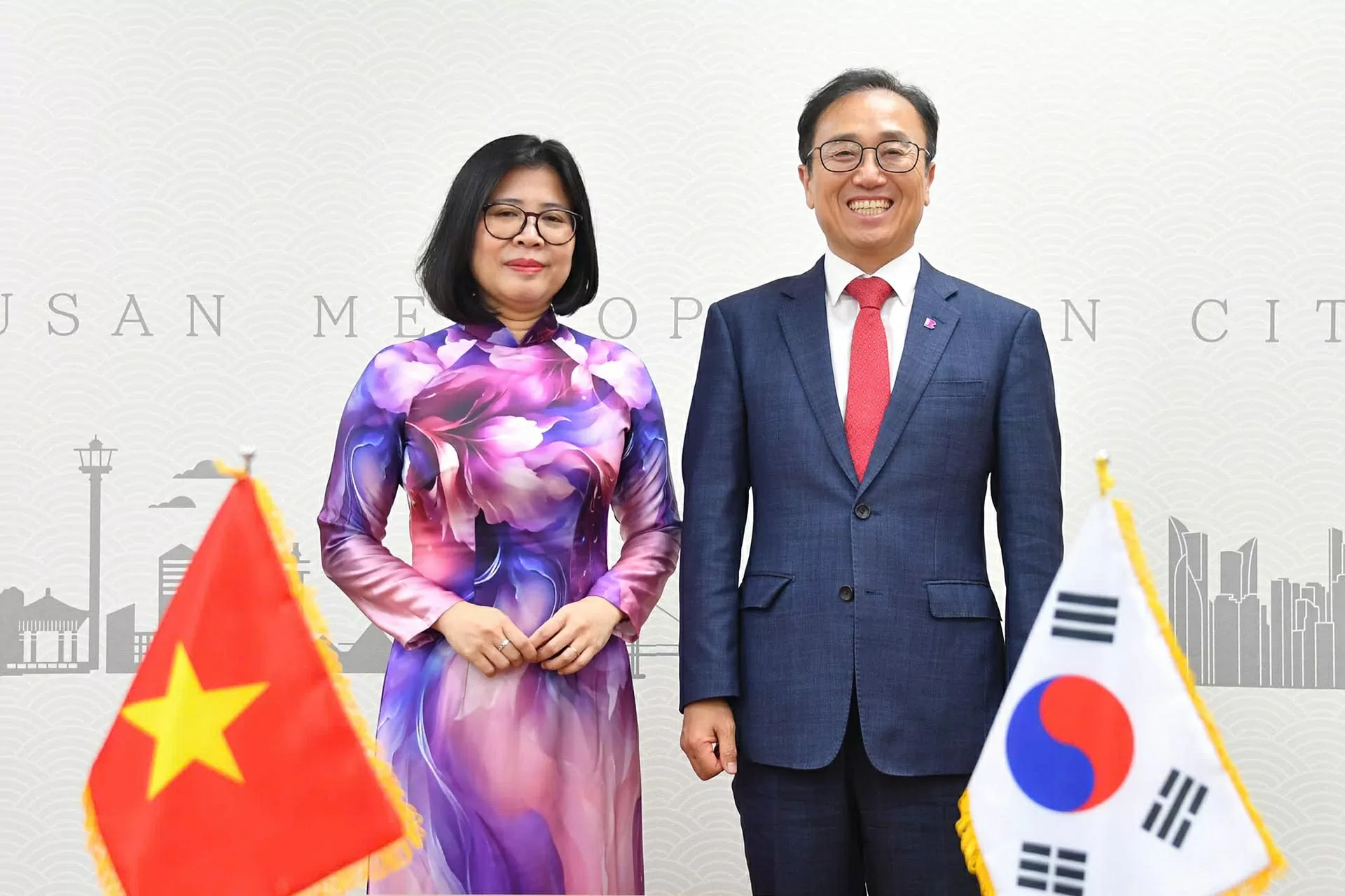 Tổng lãnh sự Đoàn Phương Lan chào Phó Thị trưởng thành phố Busan Kim Gwang Hoe Tổng lãnh sự Đoàn Phương Lan chào Phó Thị trưởng thành phố Busan Kim Gwang Hoe