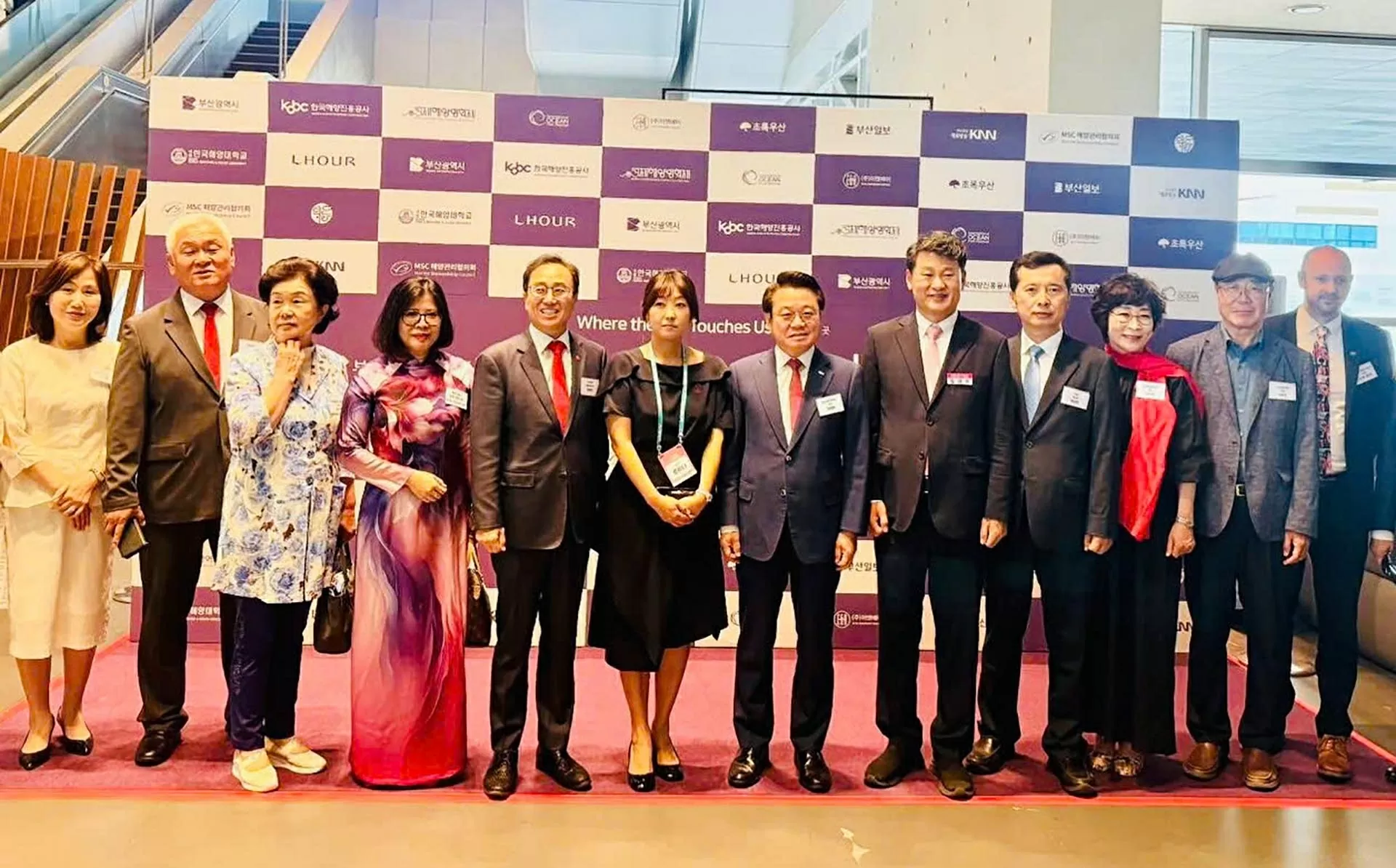 Tổng lãnh sự Đoàn Phương Lan chào Phó Thị trưởng thành phố Busan Kim Gwang Hoe Tổng lãnh sự Đoàn Phương Lan chào Phó Thị trưởng thành phố Busan Kim Gwang Hoe