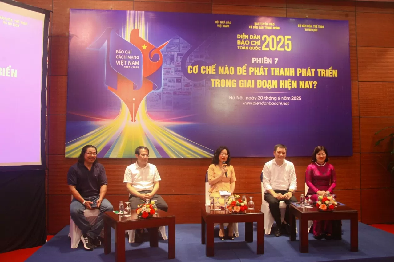 Từ trái qua phải: ông Nguyễn Công Vinh, ông Nguyễn Huy Long, bà Lưu Thị Thanh Hà, TS. Đồng Mạnh Hùng và bà Nguyễn Thị Tuyết Chinh tham gia phiên thảo luận. (Ảnh: Việt Hoàng) Từ trái qua phải: ông Nguyễn Công Vinh, ông Nguyễn Huy Long, bà Lưu Thị Thanh Hà, TS. Đồng Mạnh Hùng và bà Nguyễn Thị Tuyết Chinh tham gia phiên thảo luận. (Ảnh: Việt Hoàng)