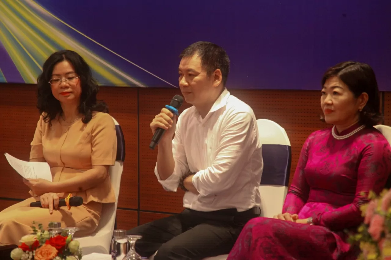 TS Đồng Mạnh Hùng, Trưởng Ban Thư ký – Biên tập, Đài Tiếng nói Việt Nam phát biểu tại phiên thảo luận. (Ảnh: Việt Hoàng) TS Đồng Mạnh Hùng, Trưởng Ban Thư ký – Biên tập, Đài Tiếng nói Việt Nam phát biểu tại phiên thảo luận. (Ảnh: Việt Hoàng)