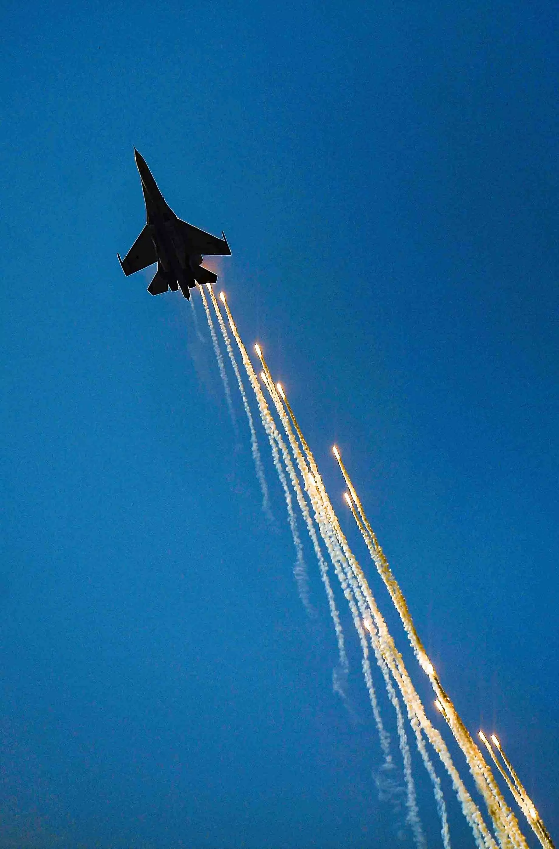 Khoảnh khắc chiếc Su-30 thả bẫy nhiệt trên bầu trời TP. Hồ Chí Minh. (Ảnh: Hoàng Hồng) Khoảnh khắc chiếc Su-30 thả bẫy nhiệt trên bầu trời TP. Hồ Chí Minh. (Ảnh: Hoàng Hồng)