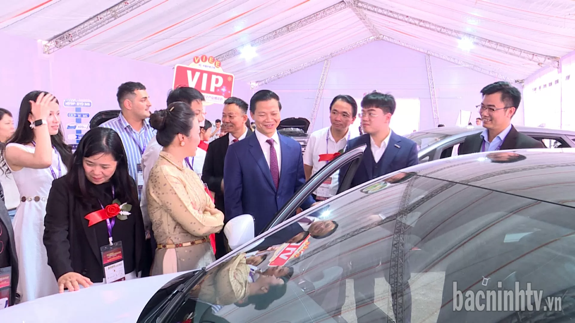 Chủ tịch UBND tỉnh Vương Quốc Tuấn thăm quan các gian hàng trưng bày tại Triển lãm. (Nguồn: bacninhtv)