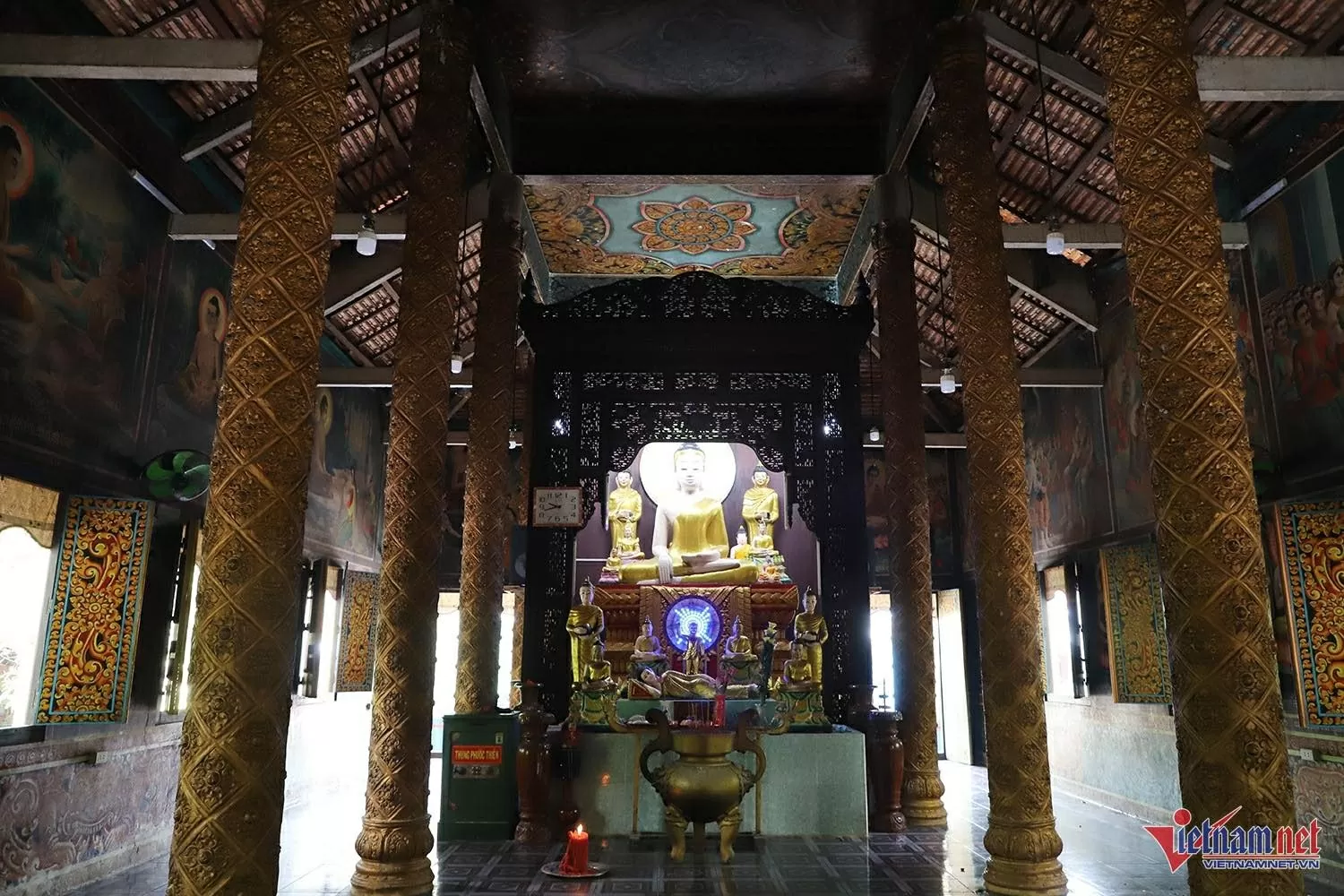 Bên trong chánh điện có pho tượng Phật Thích Ca bằng đá nguyên khối được đặt trên tòa sen cao khoảng 2m Bên trong chánh điện có pho tượng Phật Thích Ca bằng đá nguyên khối được đặt trên tòa sen cao khoảng 2m