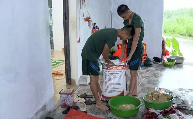 Lực lượng thuộc Bộ Chỉ huy Quân sự tỉnh Thái Nguyên hỗ trợ người dân di dời tài sản. (Nguồn: Vietnamnet) Lực lượng thuộc Bộ Chỉ huy Quân sự tỉnh Thái Nguyên hỗ trợ người dân di dời tài sản. (Nguồn: Vietnamnet)