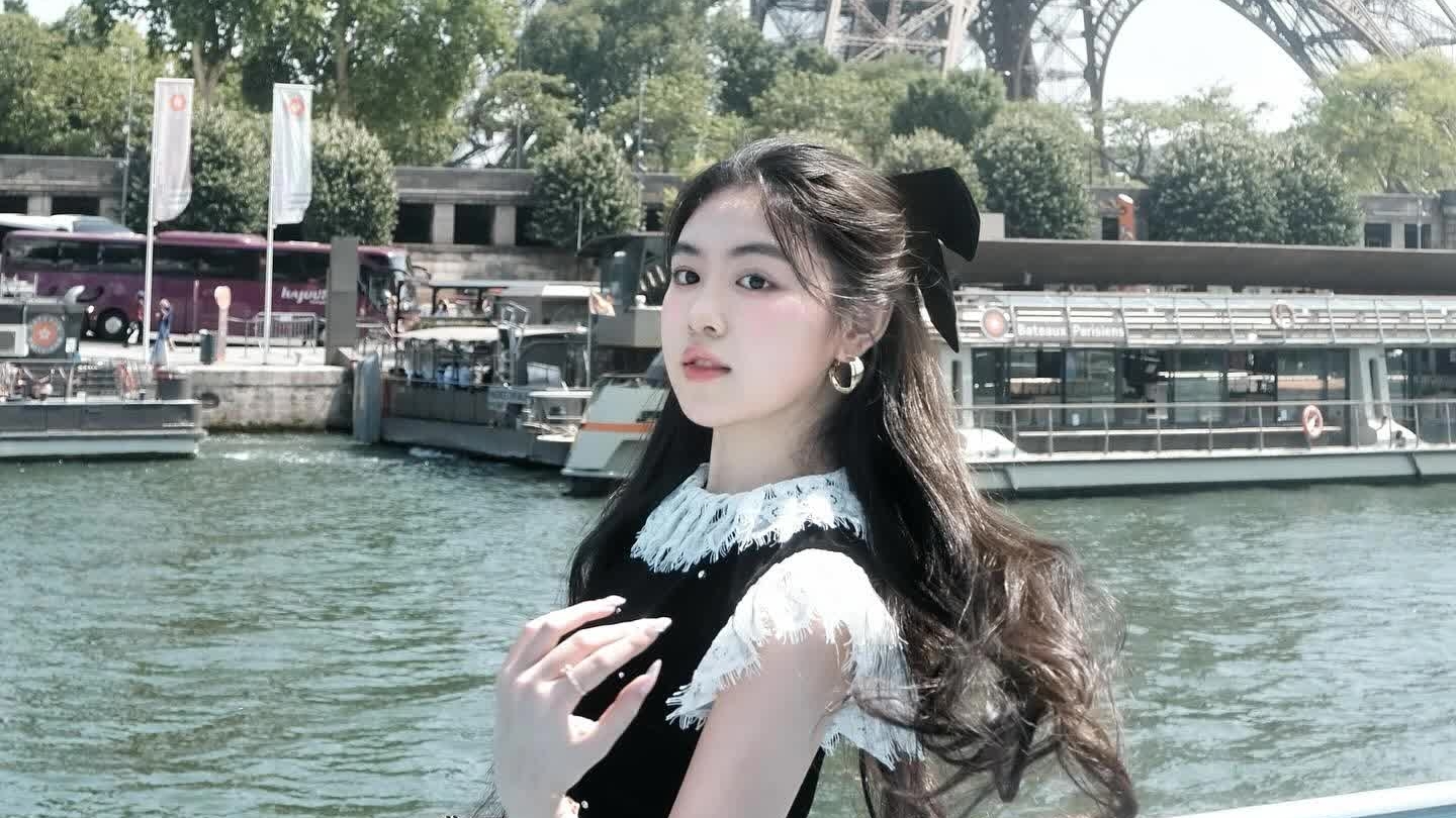 Lọ Lem xinh đẹp nổi bật, dạo phố Paris, Pháp