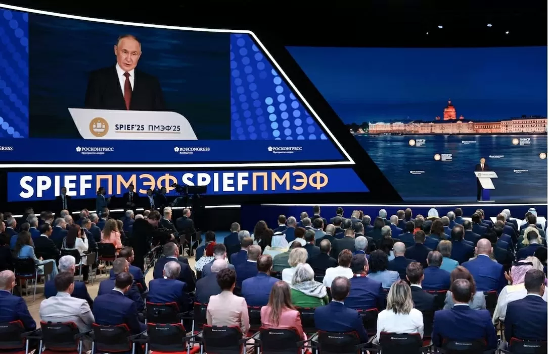 Tổng thống Nga Vladimir Putin phát biểu tại phiên họp toàn thể của Diễn đàn Kinh tế Quốc tế St. Petersburg (SPIEF) tại Saint Petersburg, Nga, ngày 20 tháng 6 năm 2025. REUTERS/Anton Vaganov Mua Quyền cấp phép Tổng thống Nga Vladimir Putin phát biểu tại phiên họp toàn thể của Diễn đàn Kinh tế Quốc tế St. Petersburg (SPIEF) tại Saint Petersburg, Nga, ngày 20 tháng 6 năm 2025. REUTERS/Anton Vaganov Mua Quyền cấp phép