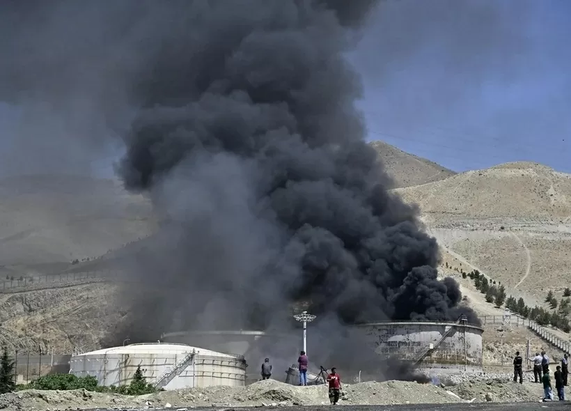Khói bốc lên từ kho chứa nhiên liệu ở Tehran, Iran sau cuộc tấn công của Israel. (Ảnh: Kyodo/TTXVN)