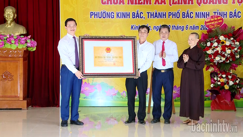 Chủ tịch UBND tỉnh Vương Quốc Tuấn trao Bằng di tích lịch sử - văn hóa cho Ban quản lý di tích chùa Niềm Xá. (Nguồn: BacninhTV) Chủ tịch UBND tỉnh Vương Quốc Tuấn trao Bằng di tích lịch sử - văn hóa cho Ban quản lý di tích chùa Niềm Xá. (Nguồn: BacninhTV)
