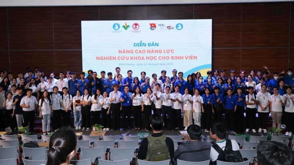 Du học sinh Việt Nam tại Singapore hưởng ứng cuộc thi trực tuyến ‘Ống kính phóng viên’