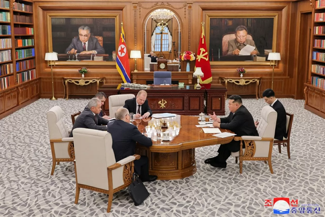 Chủ tịch Triều Tiên Kim Jong Un và Thư ký Hội đồng An ninh Nga Sergei Shoigu trong cuộc gặp tại Bình Nhưỡng, chưa đầy hai tuần sau cuộc gặp tương tự. Tại đây, hai bên đã thảo luận về tình hình hiện tại ở vùng Kursk, nơi Ukraine đã tiến hành một cuộc tấn công bất ngờ vào tháng 8/2024. Ông Kim Jong Un khẳng định sự hợp tác giữa hai nước nằm trong khuôn khổ hiệp ước đối tác toàn diện. Chủ tịch Kim Jong Un đã quyết định cử 1.000 công binh và 5.000 công nhân xây dựng quân sự tới Nga để rà phá bom mìn và tái thiết khu vực Kursk. Chuyến thăm thứ hai của Thư ký Hội đồng An ninh Nga tới Triều Tiên trong tháng này diễn ra đúng dịp kỷ niệm một năm ngày ký kết hiệp ước đối tác toàn diện giữa nhà lãnh đạo nước chủ nhà Kim Jong Un và Tổng thống Nga Vladimir Putin tại Bình Nhưỡng vào ngày 19/6 năm ngoái. (Nguồn: KCNA) Chủ tịch Triều Tiên Kim Jong Un và Thư ký Hội đồng An ninh Nga Sergei Shoigu trong cuộc gặp tại Bình Nhưỡng, chưa đầy hai tuần sau cuộc gặp tương tự. Tại đây, hai bên đã thảo luận về tình hình hiện tại ở vùng Kursk, nơi Ukraine đã tiến hành một cuộc tấn công bất ngờ vào tháng 8/2024. Ông Kim Jong Un khẳng định sự hợp tác giữa hai nước nằm trong khuôn khổ hiệp ước đối tác toàn diện. Chủ tịch Kim Jong Un đã quyết định cử 1.000 công binh và 5.000 công nhân xây dựng quân sự tới Nga để rà phá bom mìn và tái thiết khu vực Kursk. Chuyến thăm thứ hai của Thư ký Hội đồng An ninh Nga tới Triều Tiên trong tháng này diễn ra đúng dịp kỷ niệm một năm ngày ký kết hiệp ước đối tác toàn diện giữa nhà lãnh đạo nước chủ nhà Kim Jong Un và Tổng thống Nga Vladimir Putin tại Bình Nhưỡng vào ngày 19/6 năm ngoái. (Nguồn: KCNA)