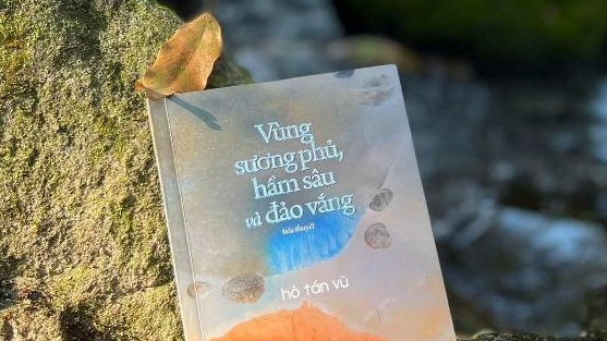 Nhà báo viết tiểu thuyết 'Vùng sương phủ, hầm sâu và đảo vắng'