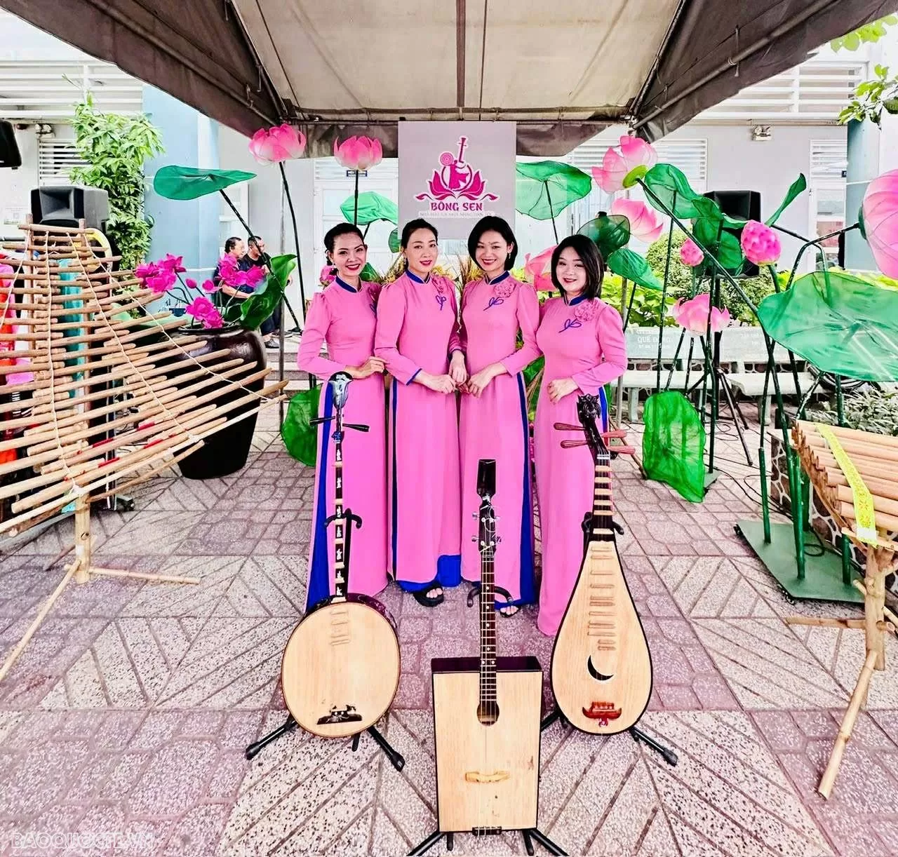 Một tiết mục của nghệ sĩ Nhà hát Bông Sen. Một tiết mục của nghệ sĩ Nhà hát Bông Sen.