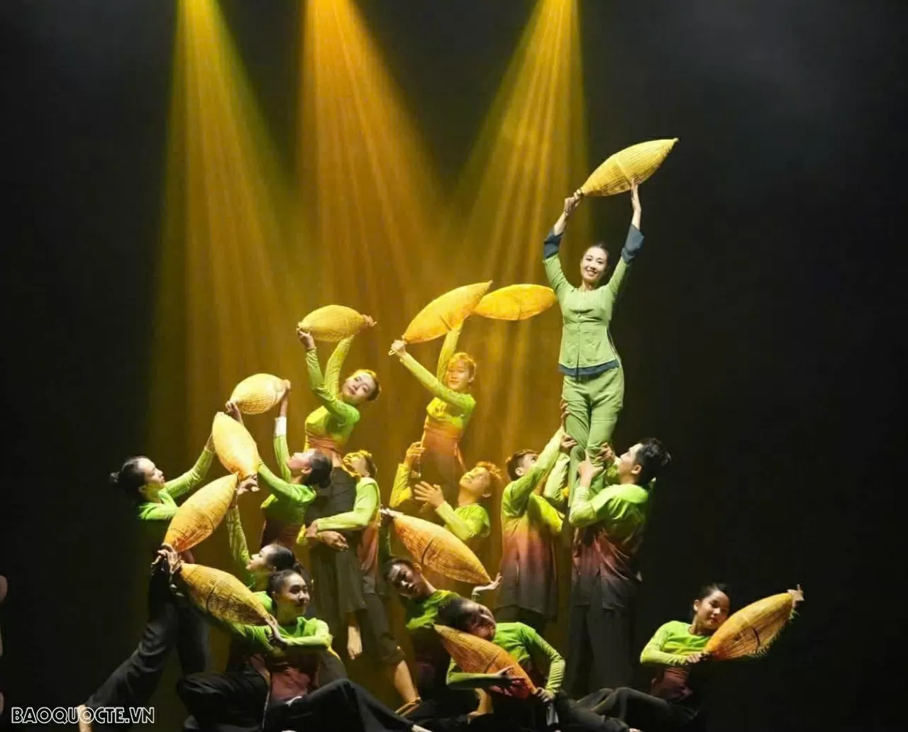 Một tiết mục của nghệ sĩ Nhà hát Bông Sen. Một tiết mục của nghệ sĩ Nhà hát Bông Sen.