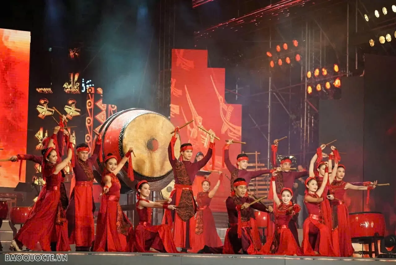 Một tiết mục của nghệ sĩ Nhà hát Bông Sen. Một tiết mục của nghệ sĩ Nhà hát Bông Sen.