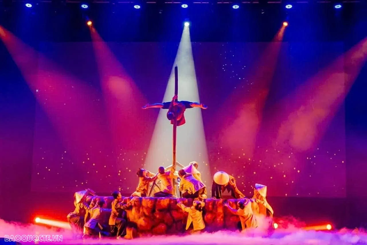 Một tiết mục của nghệ sĩ Nhà hát Bông Sen. Một tiết mục của nghệ sĩ Nhà hát Bông Sen.