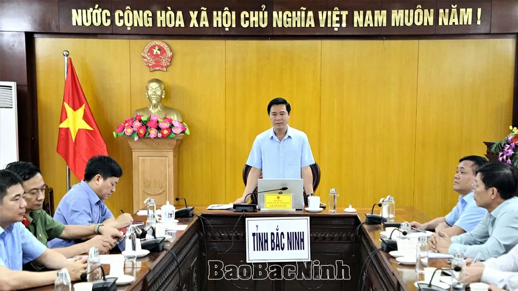 Phó Chủ tịch UBND tỉnh Lê Xuân Lợi chỉ đạo tại điểm cầu Bắc Ninh. (Nguồn: Báo Bắc Ninh)