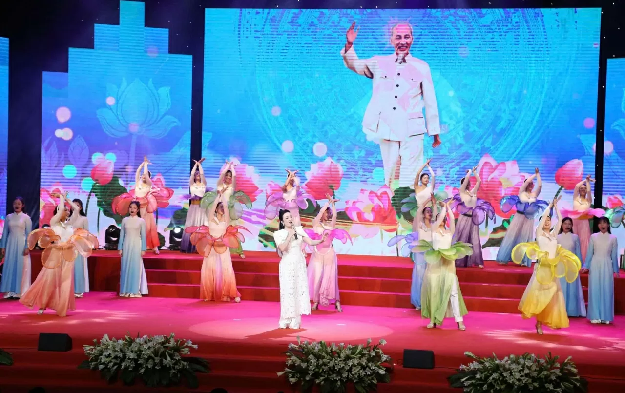 Vinh Quang Việt Nam 2025: Tự hào những tấm gương cống hiến, khơi dậy khát vọng phát triển Vinh Quang Việt Nam 2025: Tự hào những tấm gương cống hiến, khơi dậy khát vọng phát triển