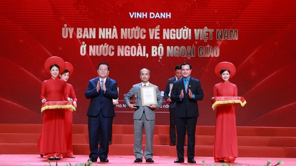 Ủy ban Nhà nước về người Việt Nam ở nước ngoài được vinh danh tại chương trình ‘Vinh quang Việt Nam 2025’