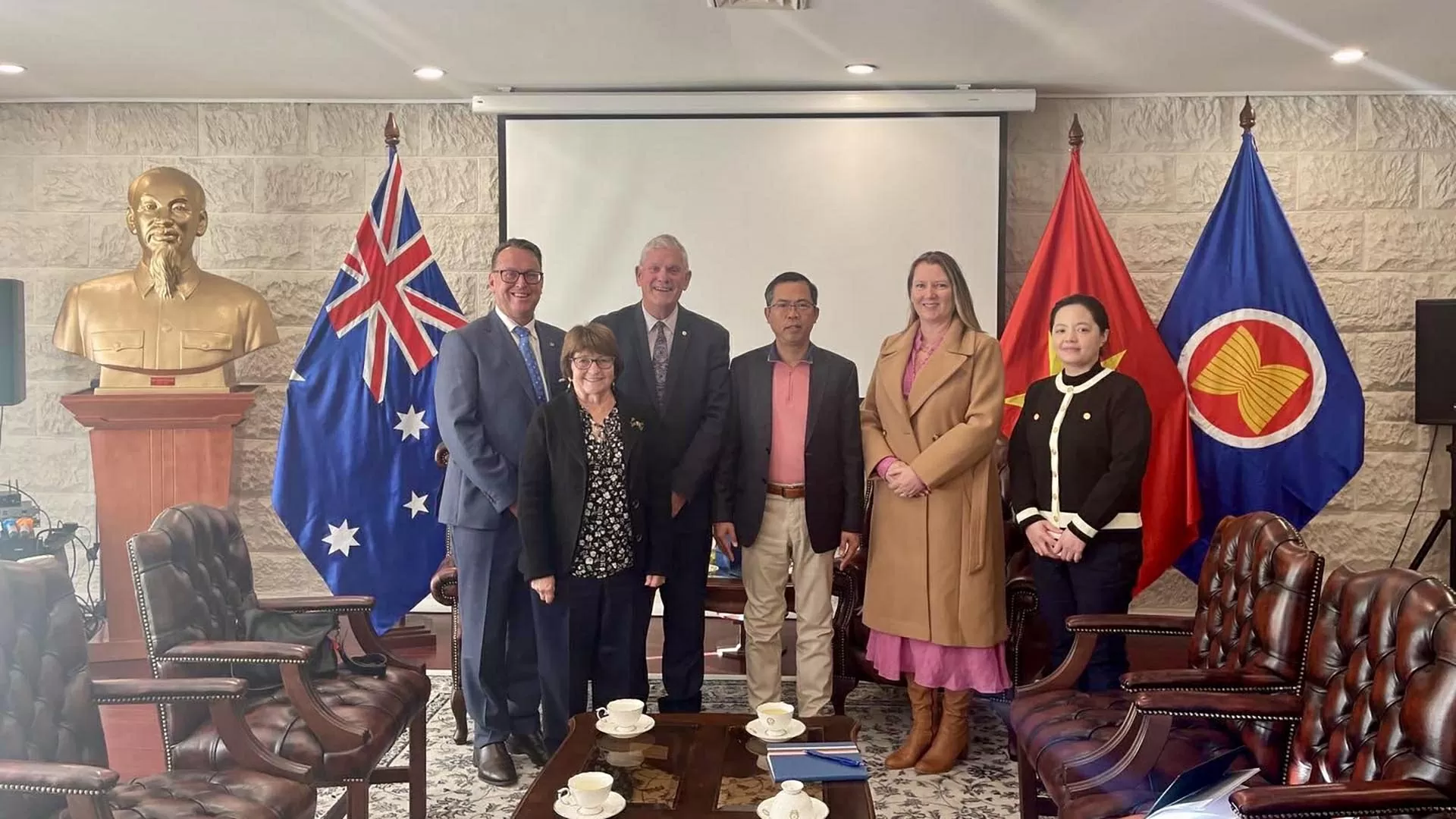 Đại sứ Phạm Hùng Tâm