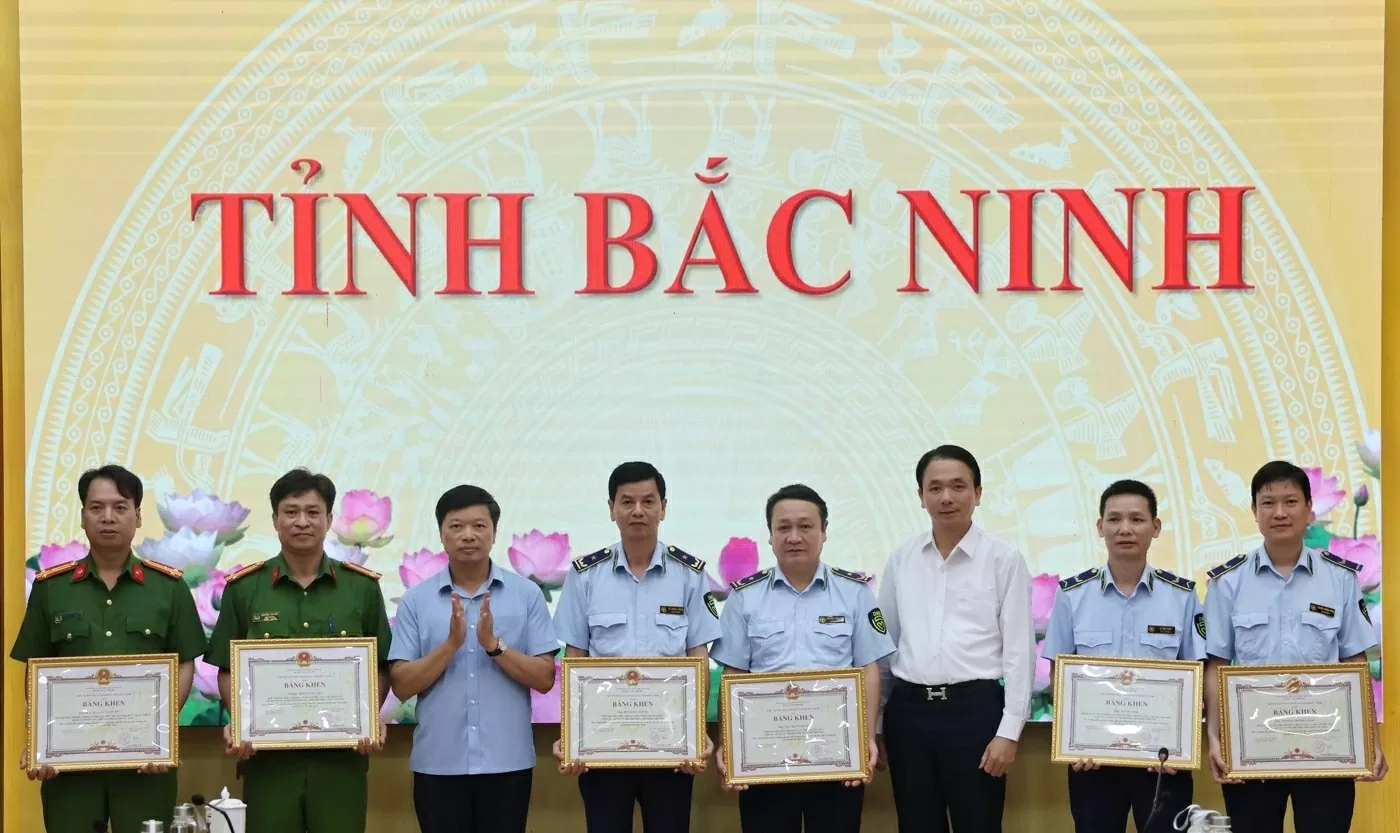 Các cá nhân có thành tích tiêu biểu được nhận Bằng khen của Chủ tịch UBND tỉnh Bắc Ninh. (Nguồn: Thương hiệu và Công luận)