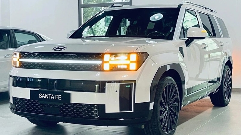 Hyundai Santa Fe tiếp tục được ưu đãi, cạnh tranh Ford Everest
