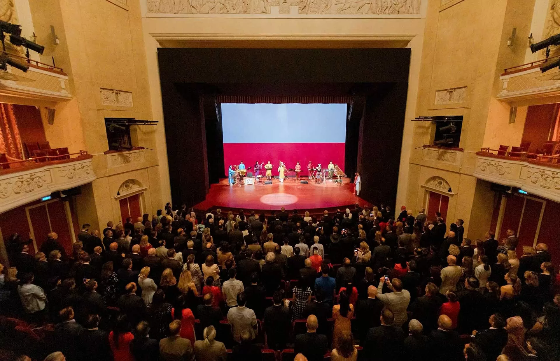 Đông đảo khách mời đến dự buổi biểu diễn.