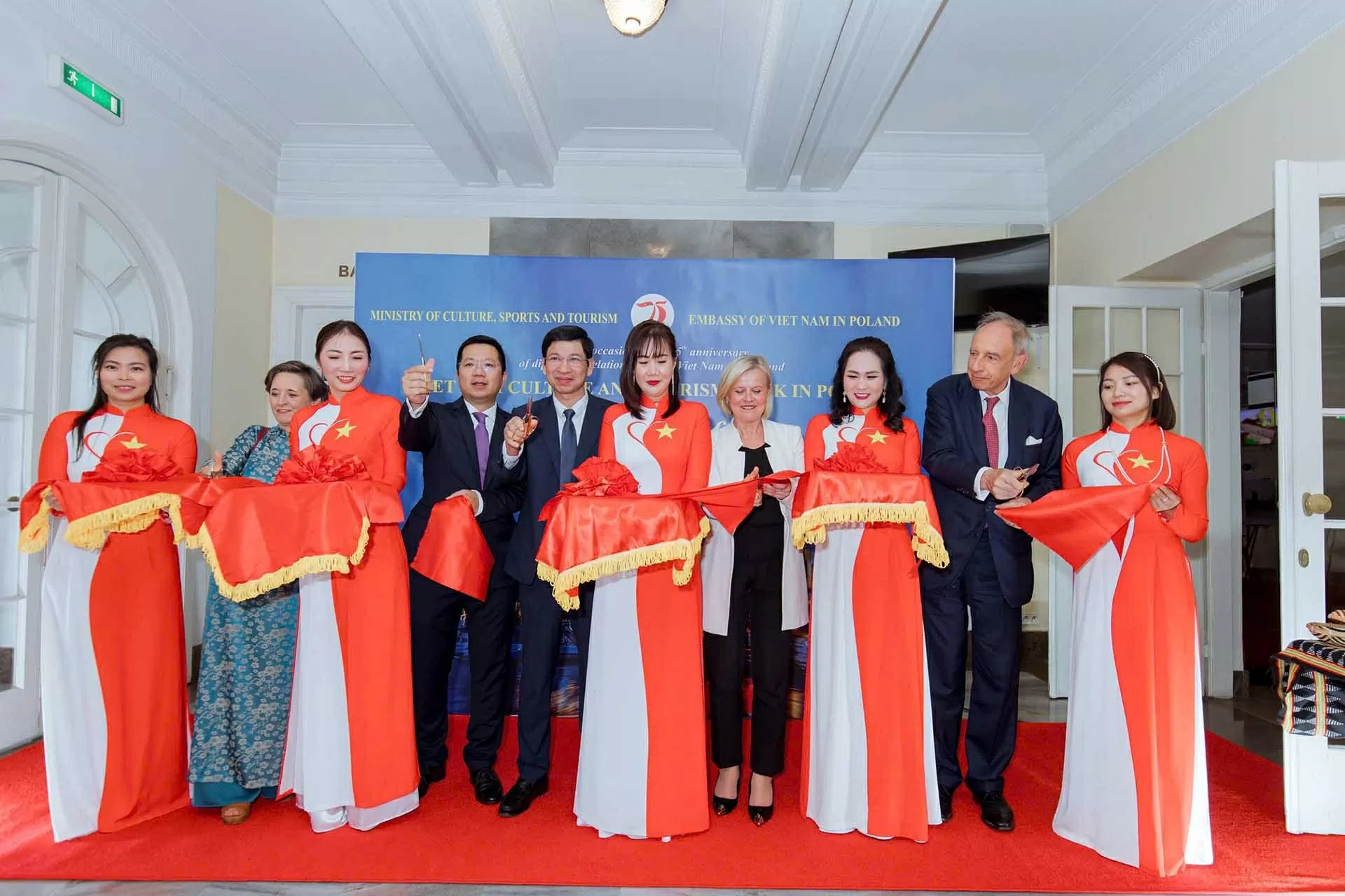 Cắt băng khai trương Triển lãm “Sắc màu văn hoá Việt Nam” do Trung tâm triển lãm văn hóa nghệ thuật Việt Nam thực hiện. Cắt băng khai trương Triển lãm “Sắc màu văn hoá Việt Nam” do Trung tâm triển lãm văn hóa nghệ thuật Việt Nam thực hiện.