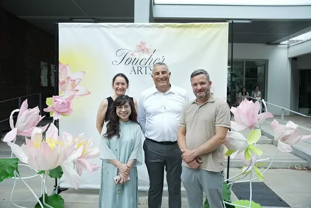 Đông đảo người Pháp tới tham dự Tuần Việt Nam tại Saint Herblain Tuần Việt Nam tại Saint Herblain thu hút đông đảo bạn bè Pháp