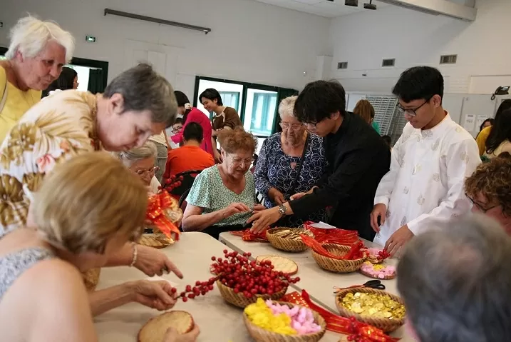Đông đảo người Pháp tới tham dự Tuần Việt Nam tại Saint Herblain Tuần Việt Nam tại Saint Herblain thu hút đông đảo bạn bè Pháp