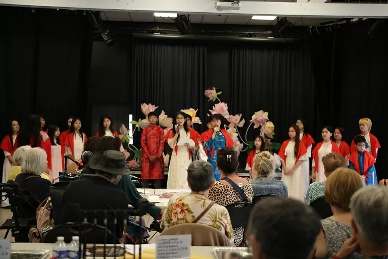 Đông đảo người Pháp tới tham dự Tuần Việt Nam tại Saint Herblain Đông đảo người Pháp tới tham dự Tuần Việt Nam tại Saint Herblain