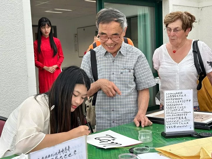 Đông đảo người Pháp tới tham dự Tuần Việt Nam tại Saint Herblain Đông đảo người Pháp tới tham dự Tuần Việt Nam tại Saint Herblain