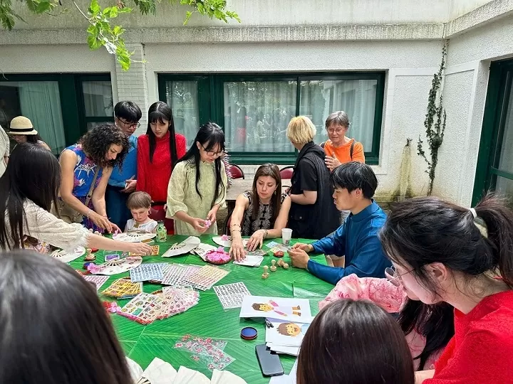 Đông đảo người Pháp tới tham dự Tuần Việt Nam tại Saint Herblain Đông đảo người Pháp tới tham dự Tuần Việt Nam tại Saint Herblain