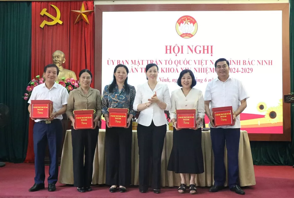 Chủ tịch Ủy ban MTTQ tỉnh Nguyễn Thị Hà tặng quà các vị Ủy viên Ủy ban MTTQ tỉnh nghỉ hưu, chuyển công tác.