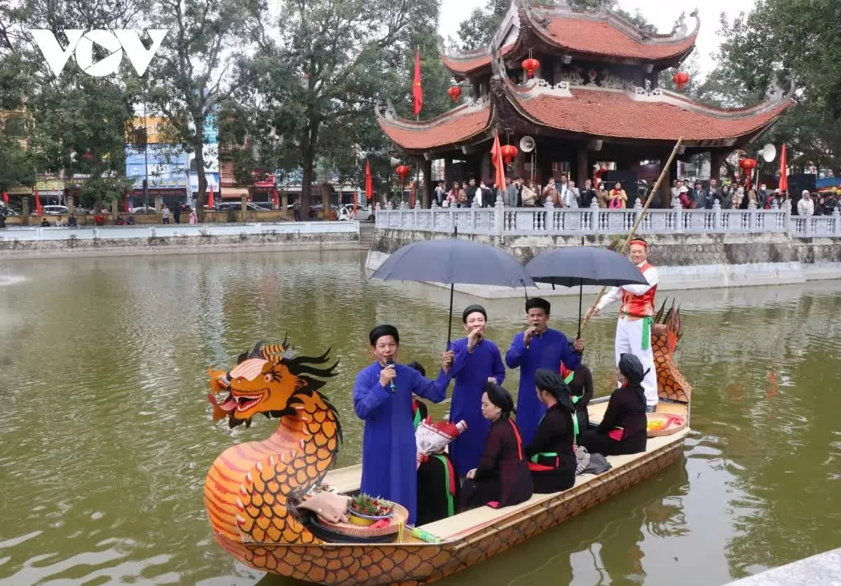 Du khách thập phương được thưởng thức dân ca quan họ trên thuyền Du khách thập phương được thưởng thức dân ca quan họ trên thuyền