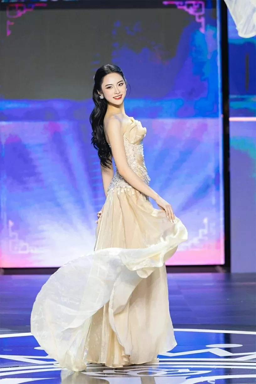 Nguyễn Thị Vân Nhi sinh năm 2005, đến từ Hải Phòng, hiện là sinh viên Đại học Phenikaa. Cô cao 1,74 m, nặng 56kg, số đo 3 vòng 80-62-95cm. Nguyễn Thị Vân Nhi sinh năm 2005, đến từ Hải Phòng, hiện là sinh viên Đại học Phenikaa. Cô cao 1,74 m, nặng 56kg, số đo 3 vòng 80-62-95cm.