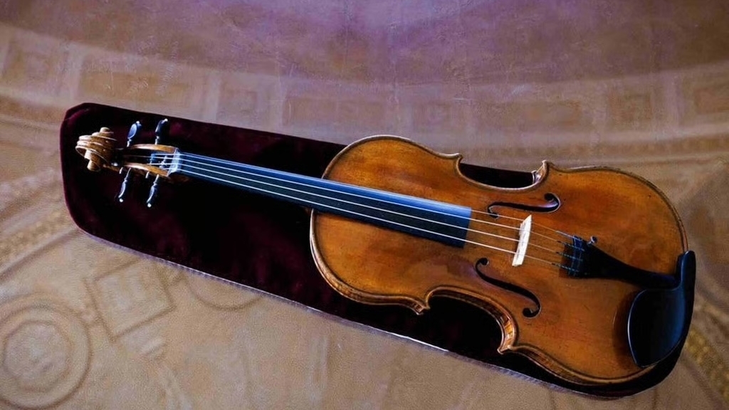 Cây đàn viola trị giá 30 triệu USD của nghệ nhân tài danh Stradivari trở thành tài sản quốc gia ở Mỹ