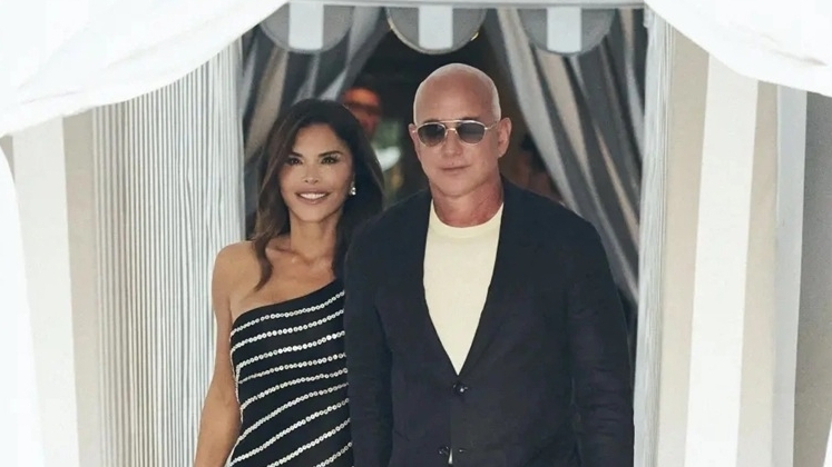 Hôn thê tỷ phú Jeff Bezos diện đầm dạ hội màu xanh đen trước đám cưới